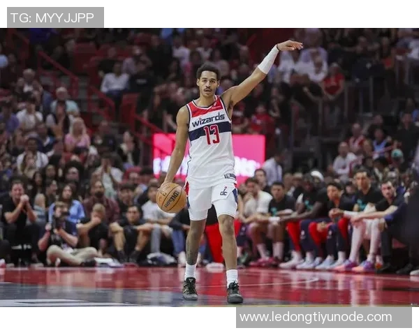 库兹马半场表现出色7投4中贡献11分2篮板2助攻展现强大实力