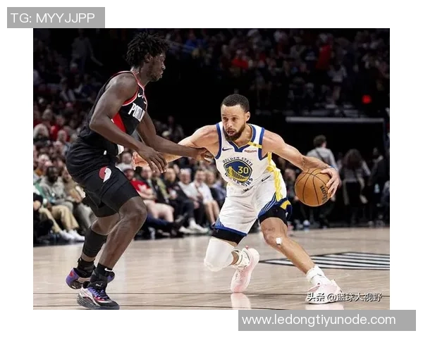 库里第二节狂轰三记三分克林根无奈束手无策太狠了 库里第二节狂轰三记三分克林根无奈束手无策太狠了