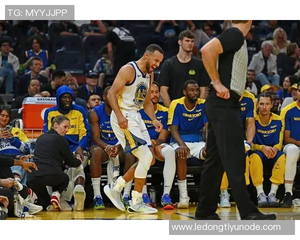 库里虽因伤缺阵但热情与小球迷互动合影展现亲和力 库里虽因伤缺阵但热情与小球迷互动合影展现亲和力