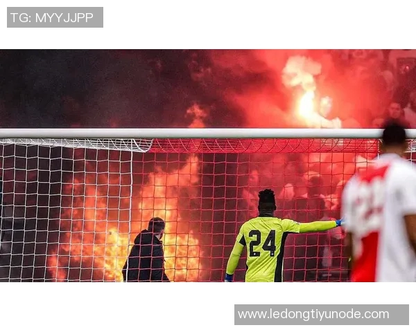 阿贾克斯比赛因球迷燃放烟花纪念逝者中断43分钟后被取消