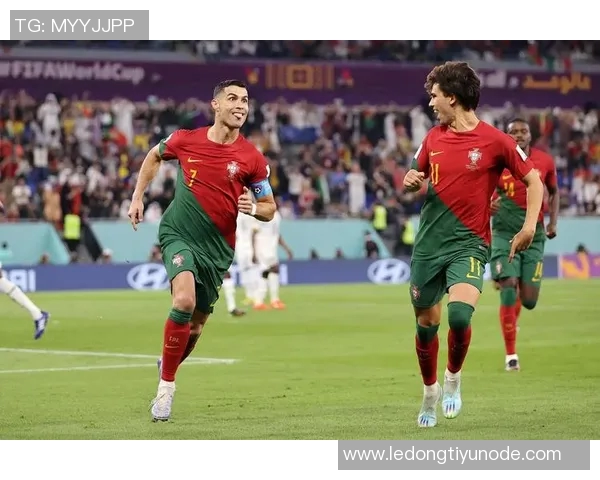 C罗精彩倒钩破门后队友热情为其戴帽子庆祝场面温馨 C罗精彩倒钩破门后队友热情为其戴帽子庆祝场面温馨