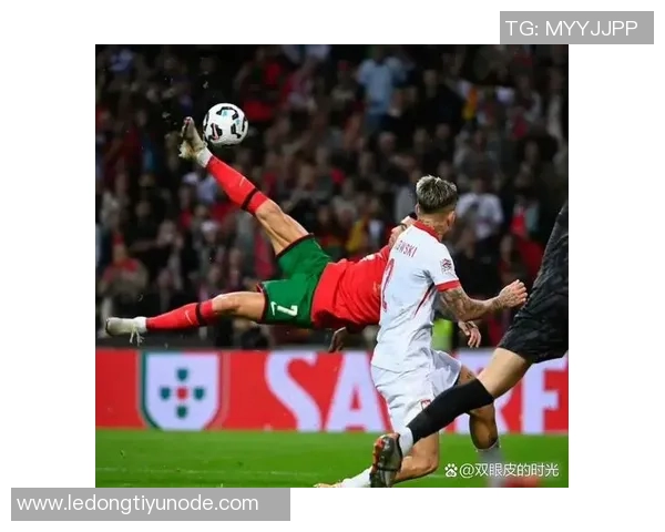 C罗精彩倒钩破门后队友热情为其戴帽子庆祝场面温馨 C罗精彩倒钩破门后队友热情为其戴帽子庆祝场面温馨