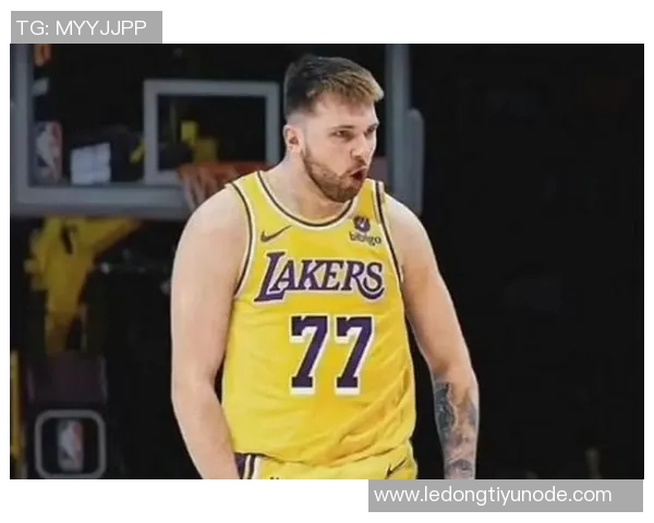 詹姆斯本赛季表现低迷球权到手立刻传给东契奇 詹姆斯本赛季表现低迷球权到手立刻传给东契奇